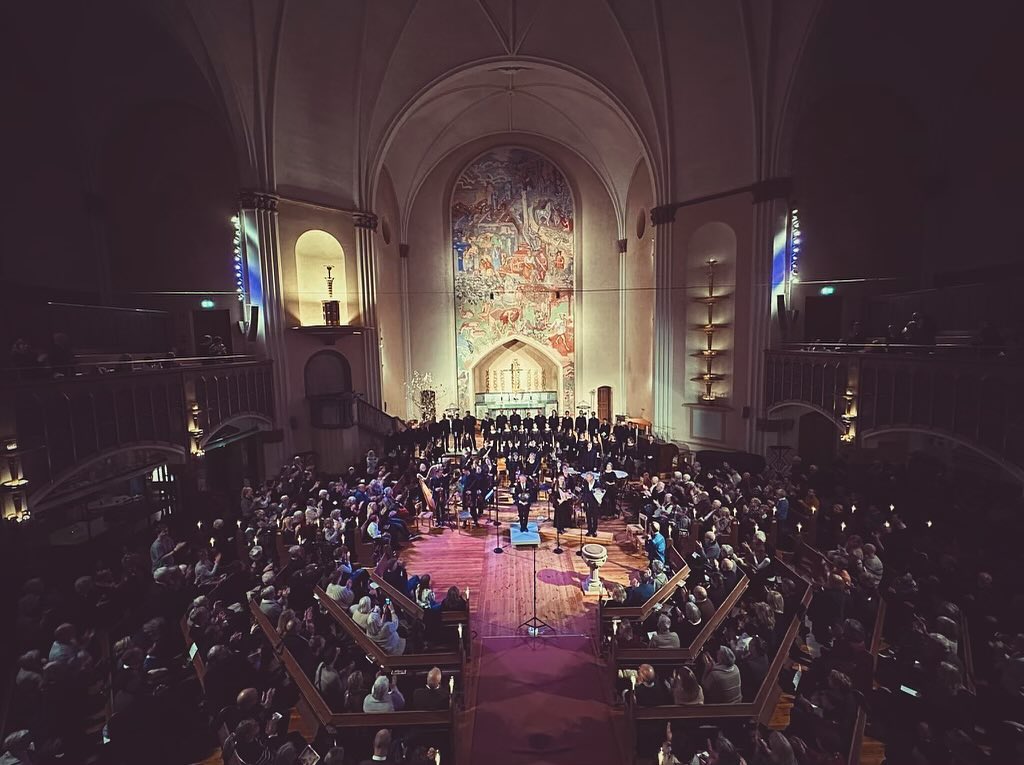 Sofia Vokalensemble, musiker och publik under Ein deutsches Requiem i Sofia kyrka