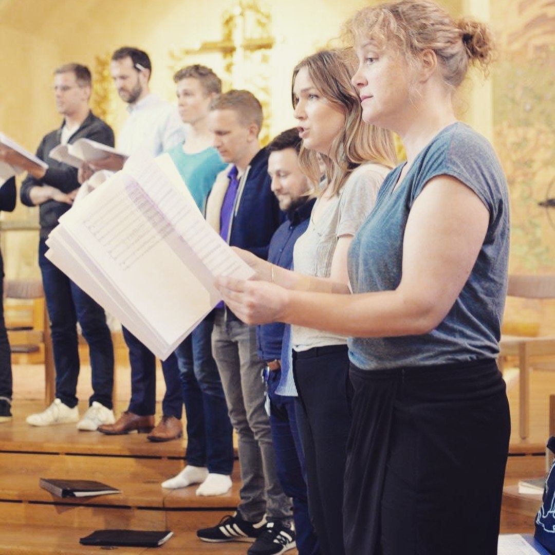 Körsångare repeterar i Sofia kyrka