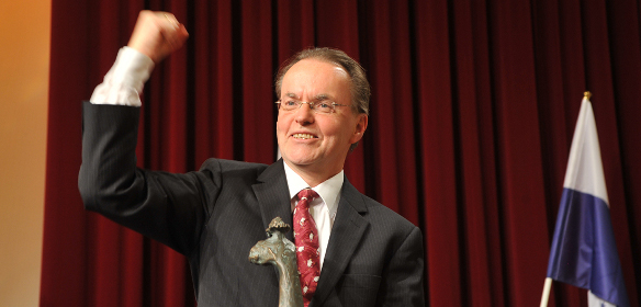Bengt Ollén med trofén efter segern i Maribor 2011